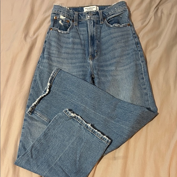 Abercrombie & Fitch Ultra High Rise Crop Jeans - Blue - Picture 3 of 4